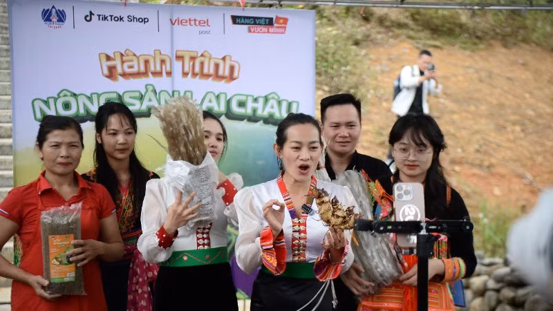 anh-2-nhieu-gia-dinh-vung-cao-duy-tri-thu-nhap-tu-8-10-trieu-dong-moi-thang-nho-livestream-ban-hang-nong-san-1490.jpg