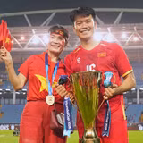 Hậu vệ Nguyễn Thành Chung và mẹ sau khi giành chức vô địch ASEAN Cup 2026. (Ảnh: TH)
