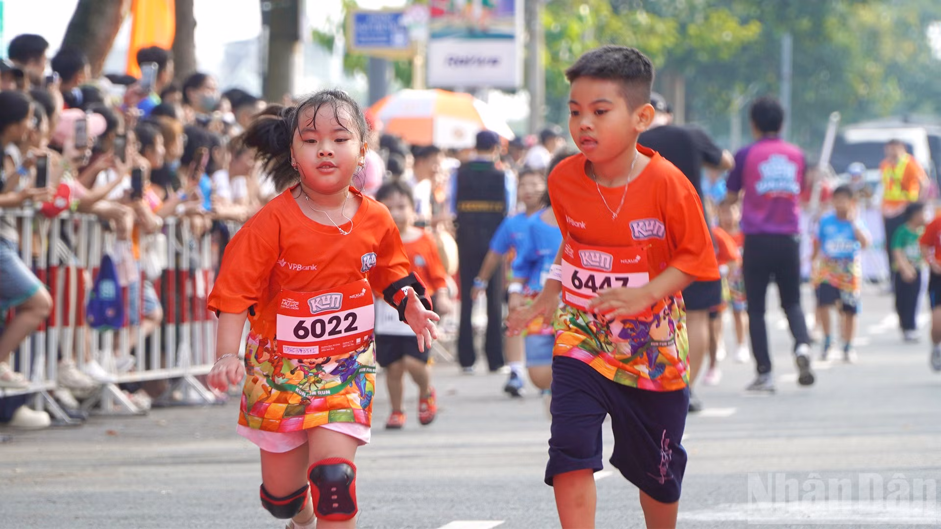 2 vận động viên nhí quyết tâm chinh phục đường đua. (Ảnh: HỮU NGHĨA)