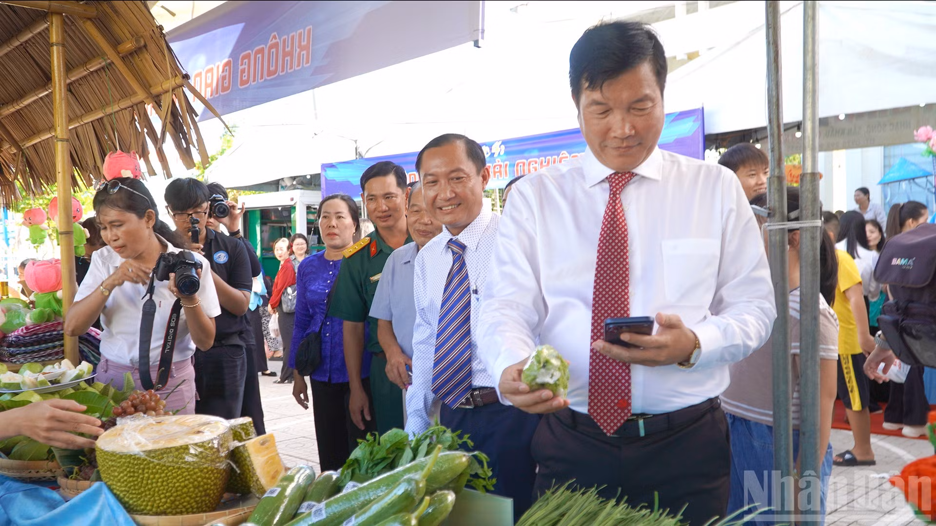 Đồng chí Võ Phan Thành Minh, Bí thư Đảng ủy phường Mỹ Ngãi cùng đại biểu, bà con nhân dân tham quan, trải nghiệm mặt hàng nông sản dán mã QR truy xuất nguồn gốc.