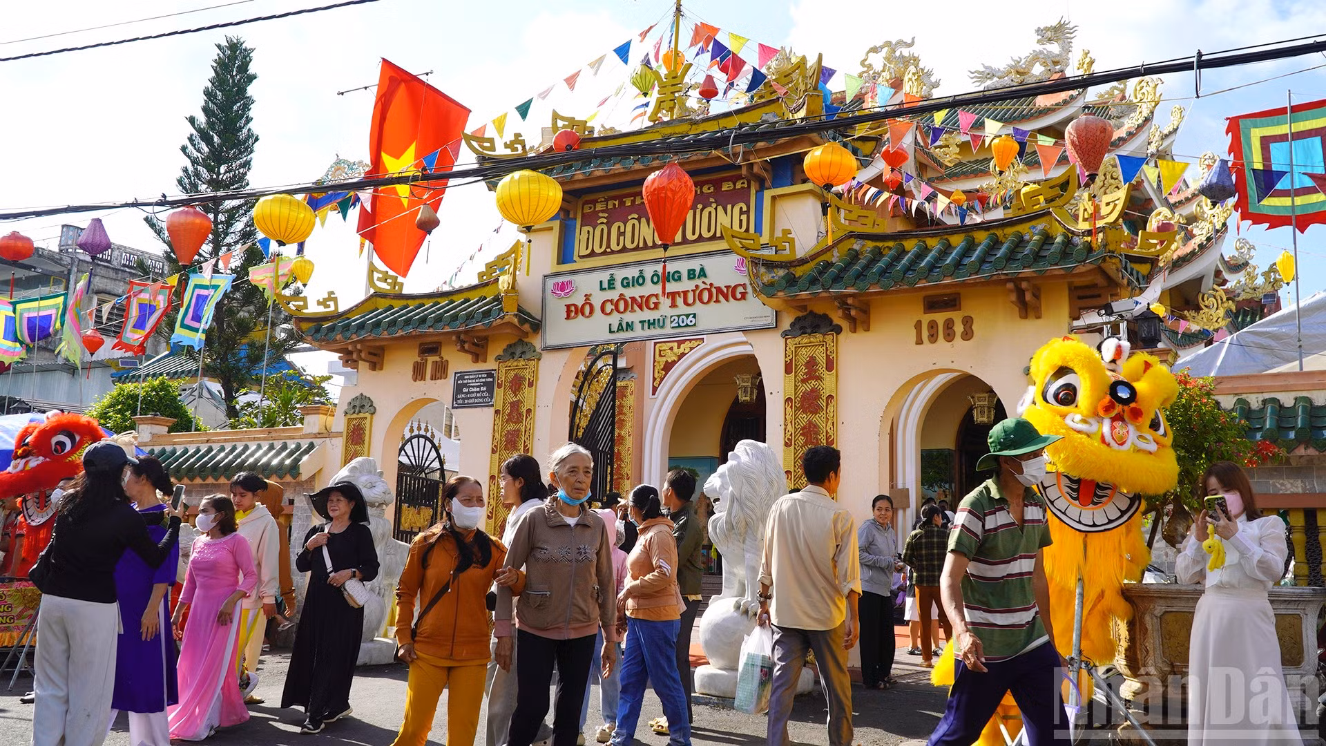 Người dân viếng Đền thờ ông, bà Đỗ Công Tường lần thứ 206. (Ảnh: HỮU NGHĨA)