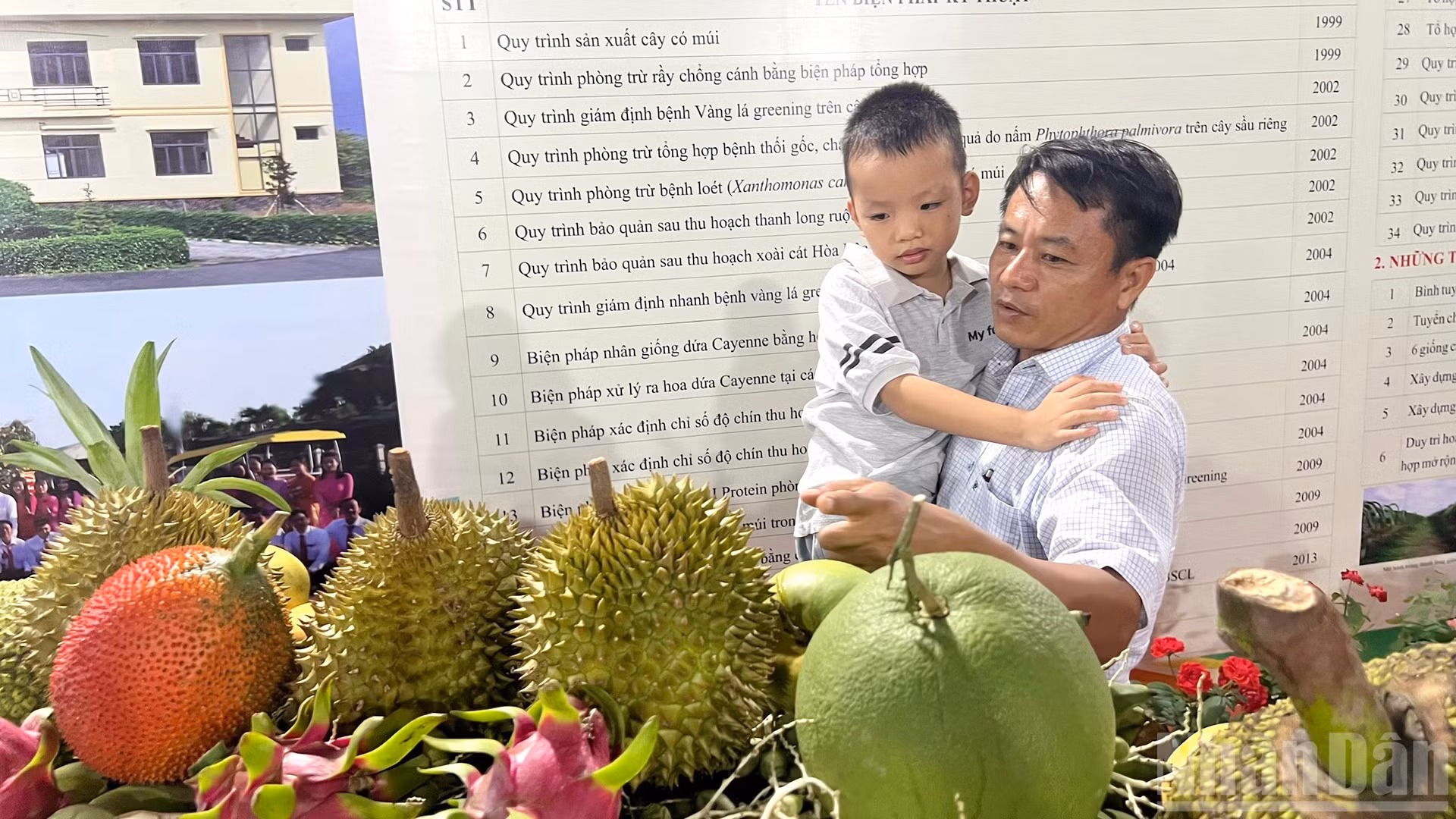 Phụ huynh tham quan và giới thiệu cho trẻ biết về các loại trái cây tại Lễ hội Trái cây Đồng Tháp lần thứ I năm 2026.