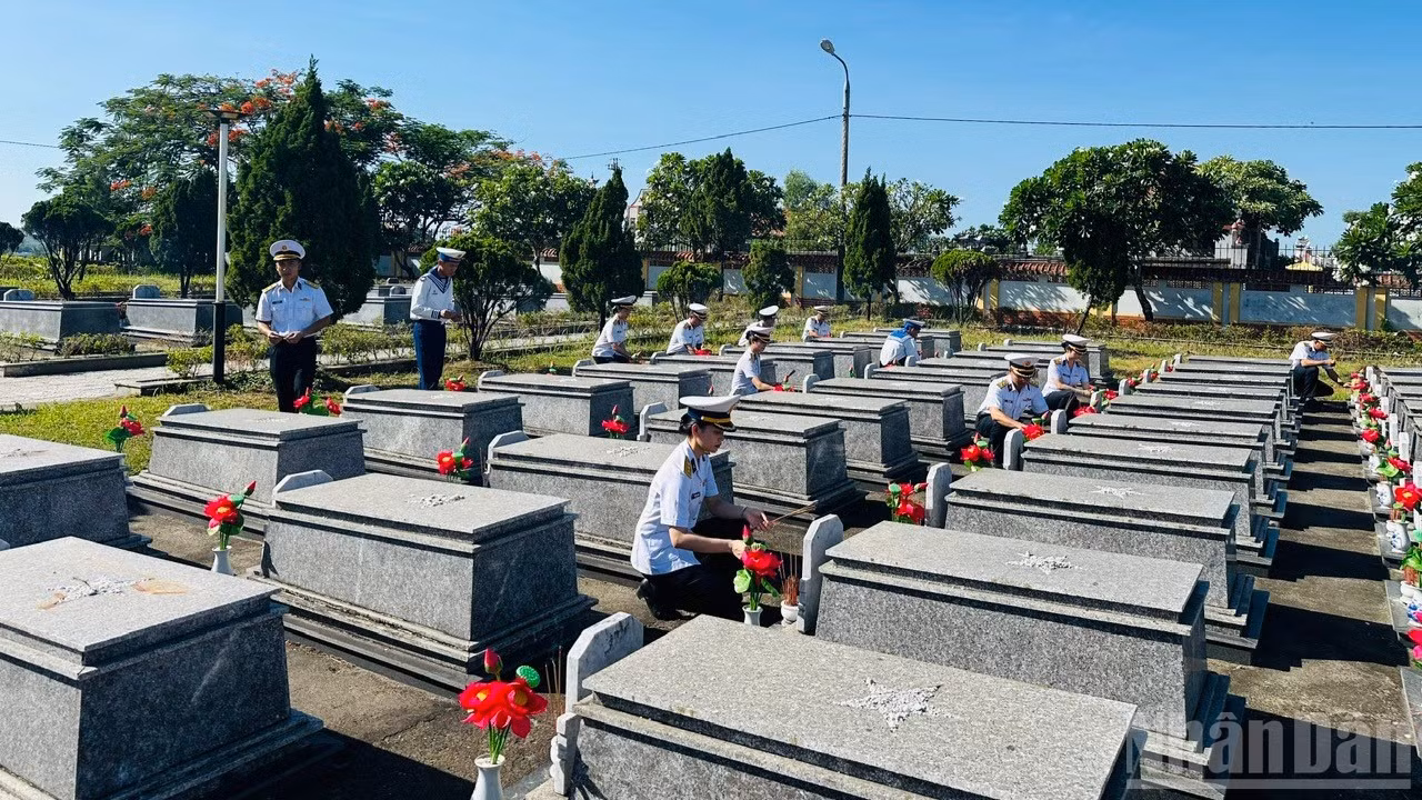 ndo_br_can-bo-chien-si-lu-doan-161-dang-huong-tai-nghia-trang-liet-si-thanh-pho-da-nang-9618.jpg