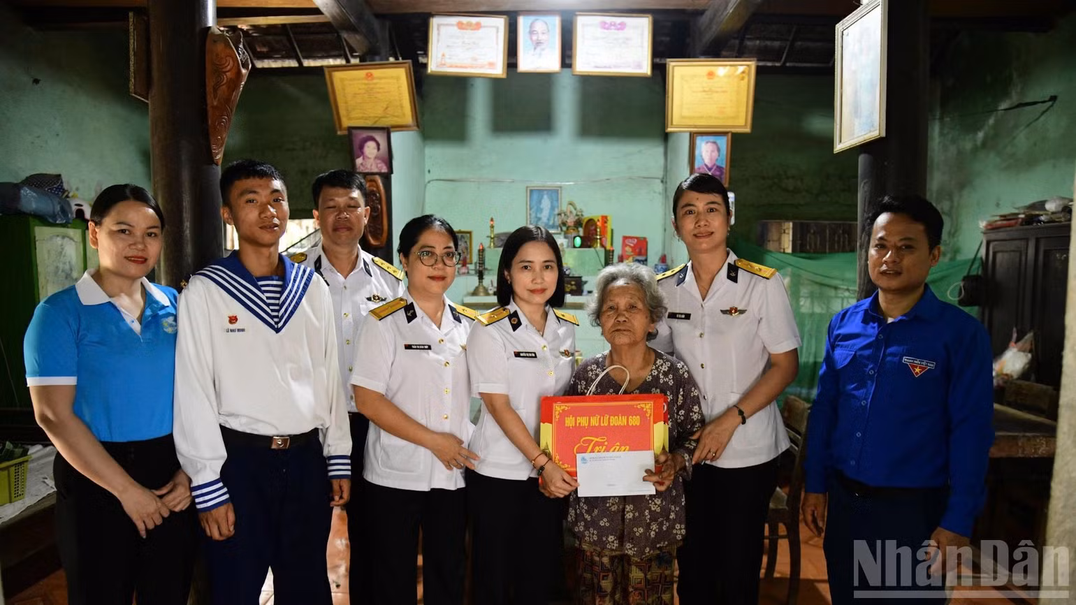 ndo_br_lu-doan-680-tham-dong-vien-va-tang-qua-gia-dinh-chinh-sach-tai-xa-ha-nha-7701.jpg