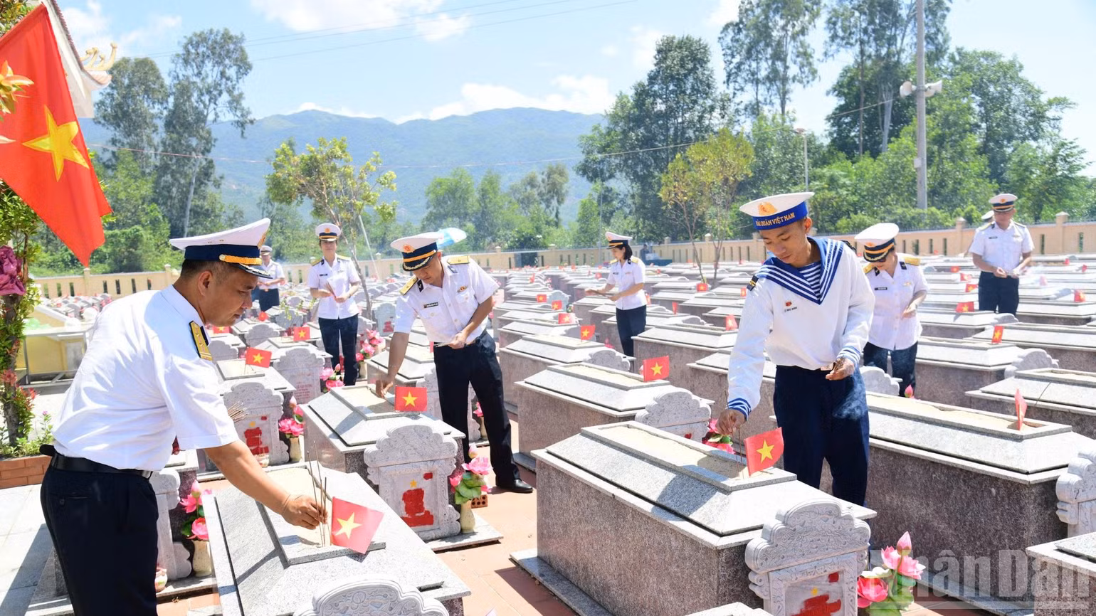 ndo_br_doan-thanh-nien-hoi-phu-nu-lu-doan-680-to-chuc-thap-huong-tuong-niem-tai-nghia-trang-liet-si-xa-ha-nha-6189.jpg
