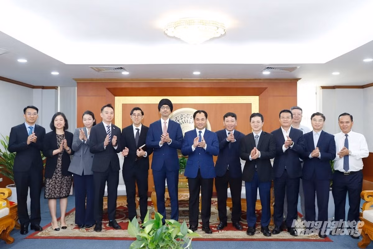 Bộ trưởng Bộ Nông nghiệp và Môi trường Trịnh Việt Hùng và Đại sứ Đặc mệnh toàn quyền Singapore tại Việt Nam Rajpal Singh chụp ảnh lưu niệm cùng đoàn công tác. Ảnh: Khương Trung.