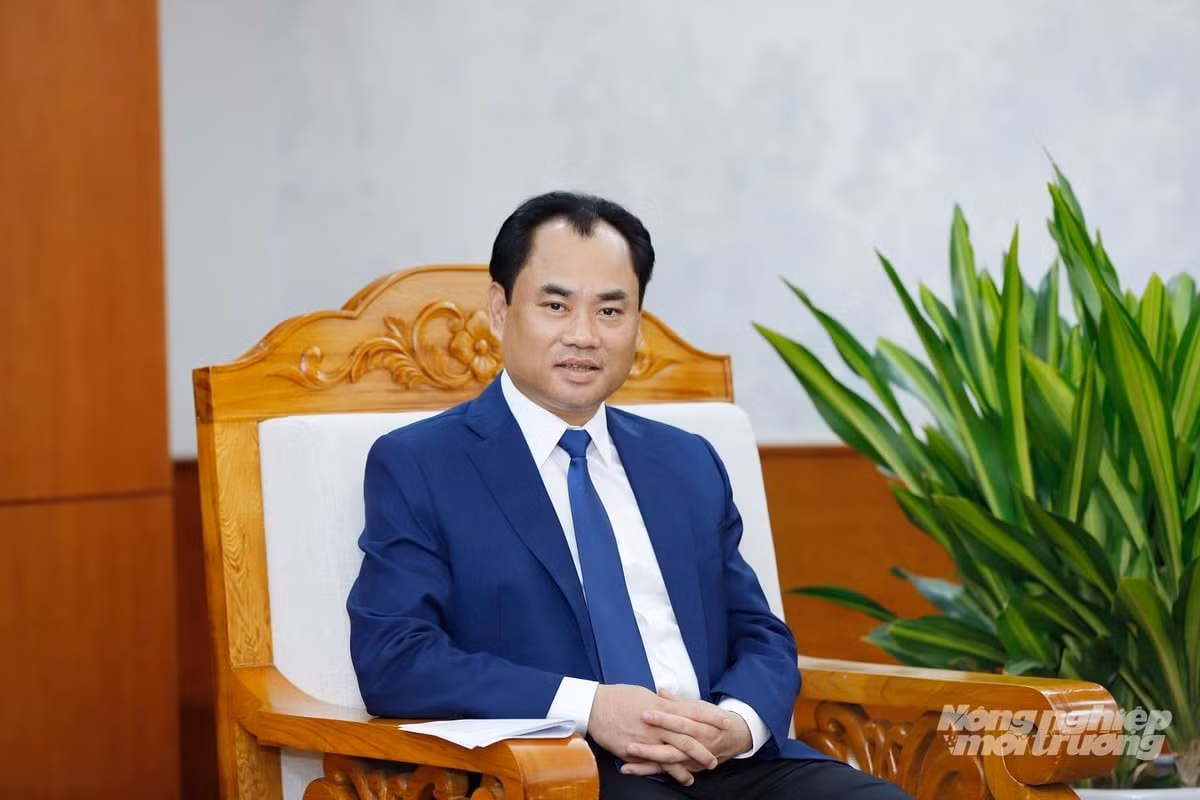 Bộ trưởng Trịnh Việt Hùng đánh giá Singapore là quốc gia có nhiều kinh nghiệm trong quản lý môi trường, ứng phó biến đổi khí hậu cũng như phát triển hệ thống giao thông theo định hướng xanh, phù hợp để Việt Nam học hỏi và tăng cường hợp tác trong thời gian tới. Ảnh: Khương Trung.