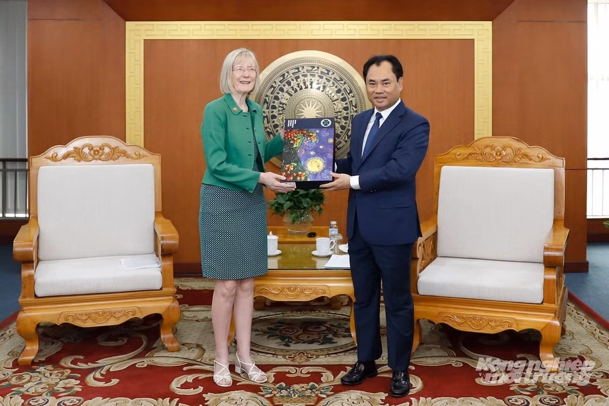 Bộ trưởng Trịnh Việt Hùng trao quà lưu niệm tới bà Đại sứ Gillian Bird. Ảnh: Khương Trung