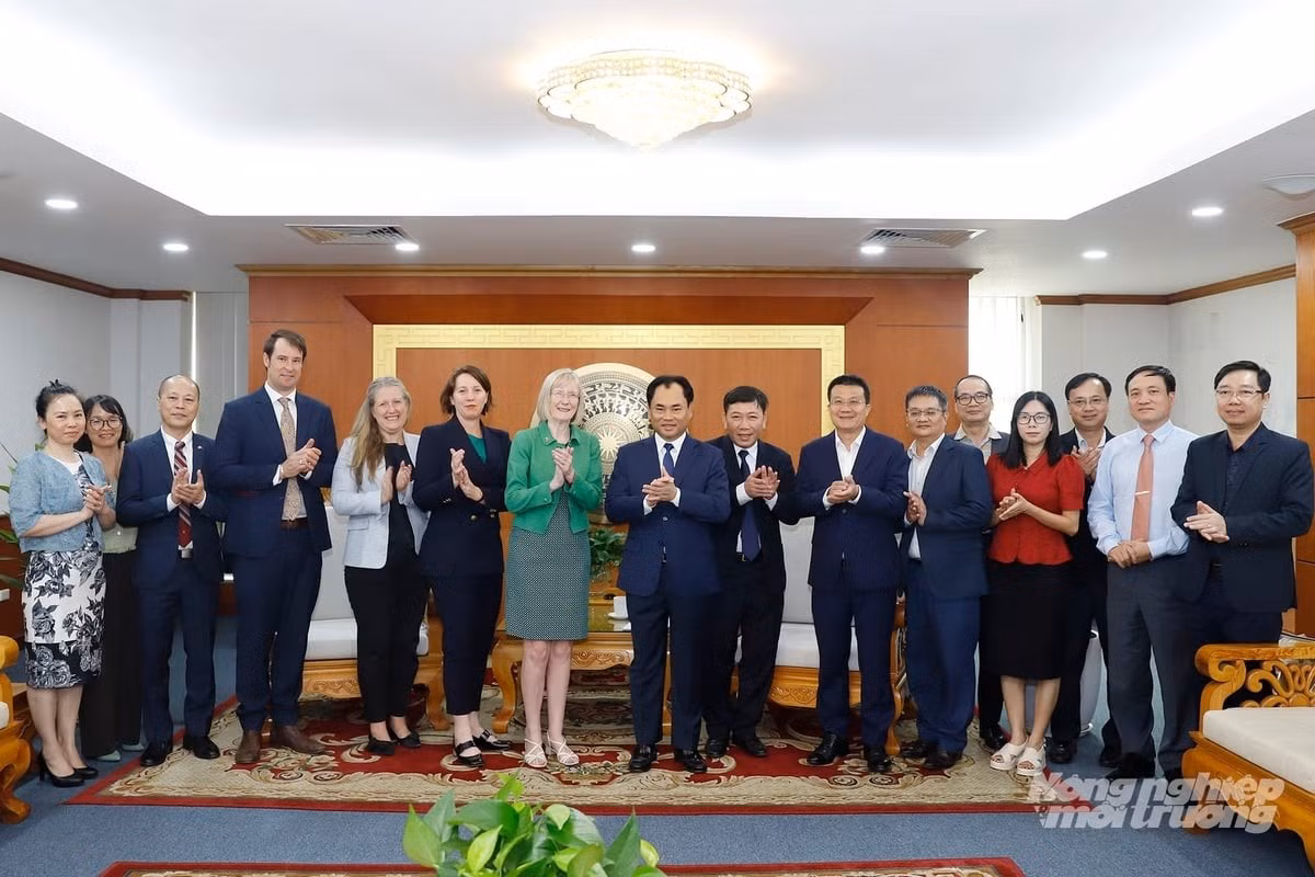Bộ trưởng Trịnh Việt Hùng chụp ảnh lưu niệm với Đoàn công tác của Đại sứ Australia tại Việt Nam. Ảnh: Khương Trung