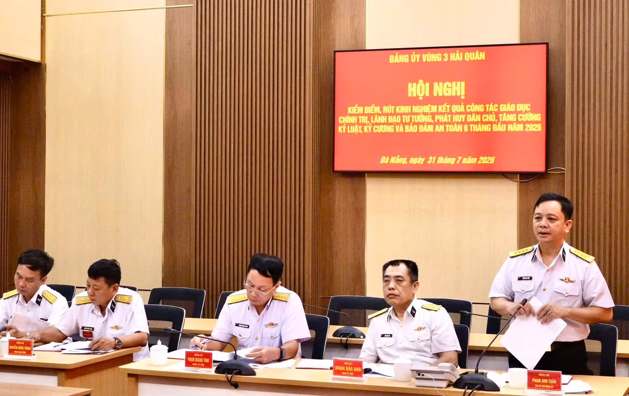 cac-dong-chi-trong-dang-uy-thao-luan-tu-phe-binh-va-phe-binh-voi-tinh-than-dan-chu-thang-than-xay-dung.jpg