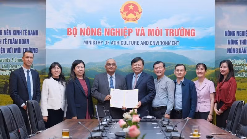 thu-truong-bo-nong-nghiep-va-moi-truong-nguyen-hoang-hiep-tiep-nhan-thu-xac-nhan-vien-tro-chinh-thuc-2-trieu-usd-tu-giam-doc-quoc-gia-adb-tai-viet-nam-ngay-05-12-2025-9951.jpg