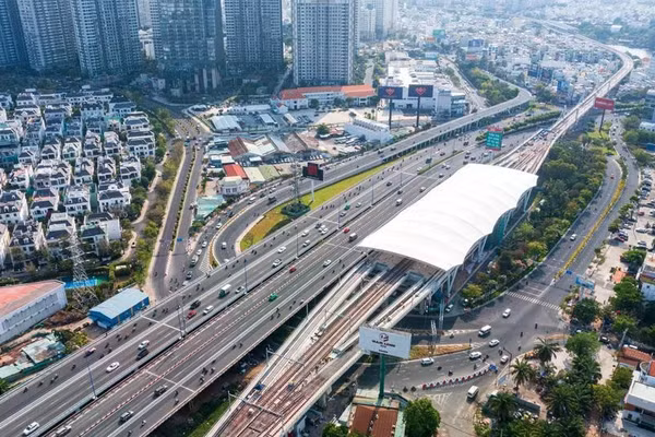 Một góc hạ tầng Thành phố Hồ Chí Minh. (Ảnh: TÙNG QUANG).