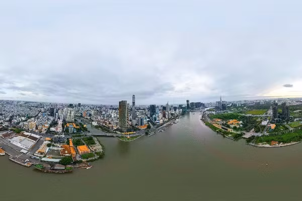 Thành phố Hồ Chí Minh nhìn từ hướng sông. (Ảnh: Thế Anh)