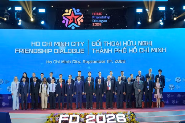 Các đại biểu chụp ảnh lưu niệm tại Đối thoại Hữu nghị Thành phố Hồ Chí Minh lần thứ 3 năm 2026. (Ảnh: ĐÌNH THÌN)