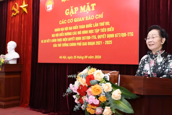 Giáo sư, Tiến sĩ Nguyễn Thị Doan, nguyên Ủy viên Trung ương Đảng, nguyên Phó Chủ tịch nước, Chủ tịch Hội Khuyến học Việt Nam phát biểu. (Ảnh: THU TRANG)