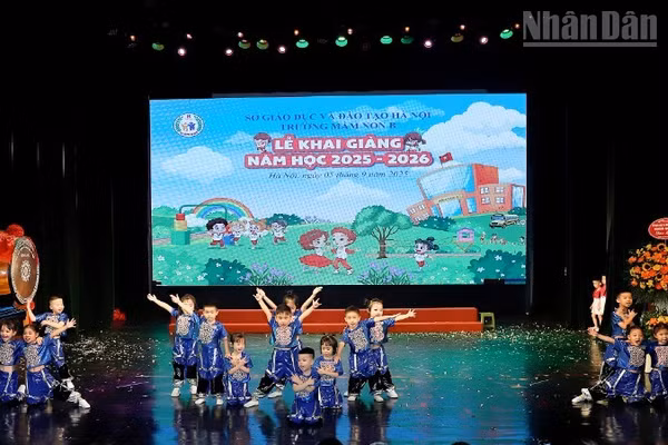 Tiết mục văn nghệ chào mừng năm học mới do các bé Trường mầm non B biểu diễn.
