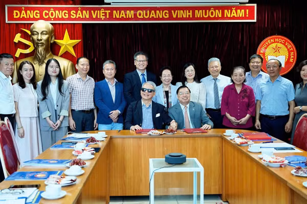 Đại diện Hội Khuyến học Việt Nam và The Vietnam Foundation cùng các đại biểu tại lễ ký Biên bản ghi nhớ hợp tác về thúc đẩy học tập suốt đời trên nền tảng số.