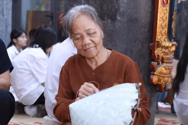 Một nghệ nhân đang dạy nghề khâu nón tại Trung tâm Học tập cộng đồng, làng Chuông, xã Thanh Oai (Hà Nội). (Ảnh: THU TRANG)