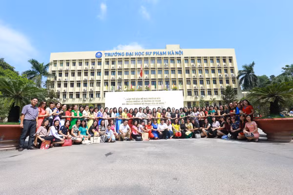 Sinh viên về dự Lễ kỉ niệm 65 năm thành lập Khoa Ngữ văn trường Đại học Sư phạm Hà Nội.