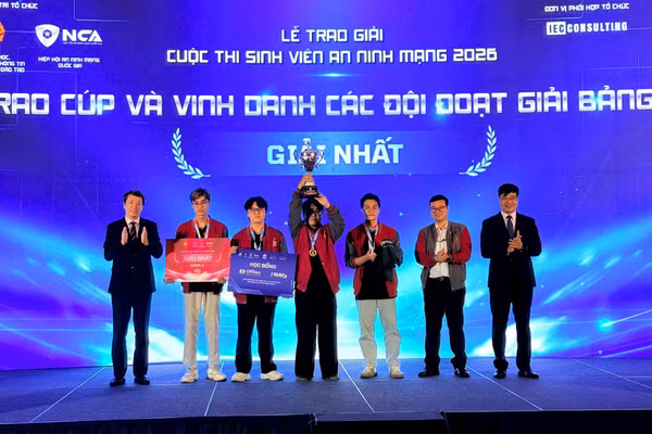 Thứ trưởng Bộ Giáo dục và Đào tạo Phạm Quang Hưng (ngoài cùng bên trái) và Phó Cục trưởng Cục An ninh mạng (A05), Bộ Công an Nguyễn Hồng Quân (ngoài cùng bên phải) trao giải Nhất cho đội thi PTIT.BW đến từ Học viện Công nghệ Bưu chính Viễn thông. (Ảnh CÔNG TÂM)
