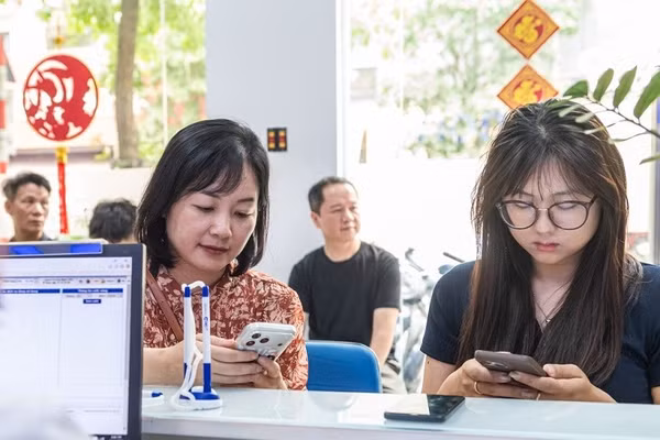 Người dân chỉ nên thực hiện qua VNeID, ứng dụng chính thức của nhà mạng hoặc điểm giao dịch hợp pháp để được hỗ trợ chuẩn hóa thông tin thuê bao di động; tuyệt đối không cung cấp OTP, mật khẩu, ảnh khuôn mặt hay bấm vào đường link lạ. (Ảnh ĐOÀN THỦY)