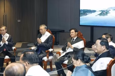 Tối 5/2/2026, tại Thủ đô Vientiane, Tổng Bí thư Tô Lâm cùng các đồng chí lãnh đạo Đảng, Nhà nước Việt Nam dự Lễ buộc chỉ cổ tay truyền thống của Lào do Tổng Bí thư, Chủ tịch nước Lào Thongloun Sisoulith chủ trì. (Ảnh: TTXVN)