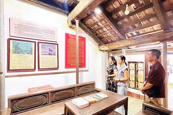 Nhà lưu niệm thơ Tú Xương, điểm tham quan hấp dẫn của du khách và người dân địa phương.
