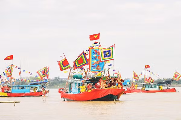 Diễn xướng hội quân trên sông Lục Đầu khơi dậy hào khí Đông A và tinh thần quật cường của quân dân Đại Việt.