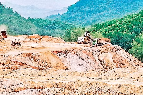 Đất thải trong quá trình khai thác mỏ sắt Tiến Bộ được sử dụng làm vật liệu san lấp.
