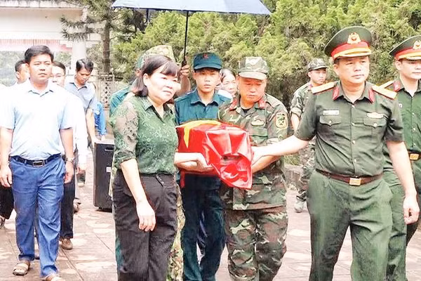 Lễ truy điệu và an táng hài cốt liệt sĩ Nguyễn Đức Vui tại nghĩa trang liệt sĩ Phục Hòa, tỉnh Cao Bằng.