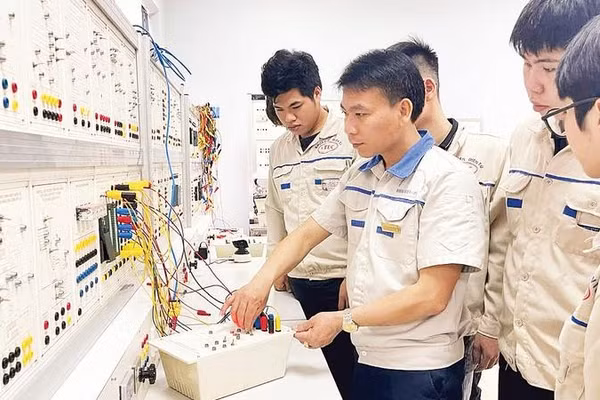 Sinh viên Khoa Điện-Điện tử, Trường cao đẳng Kỹ thuật-Công nghệ Vĩnh Phúc trong giờ thực hành.