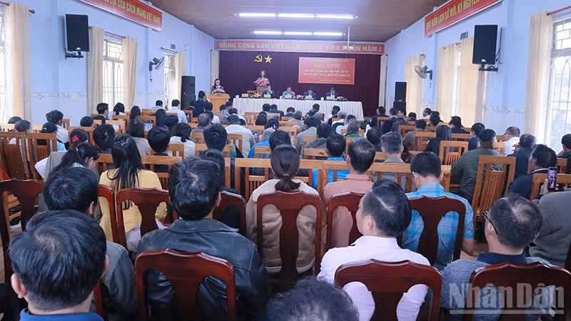 Quang cảnh buổi tiếp xúc cử tri xã Lạc Dương, tỉnh Lâm Đồng. 