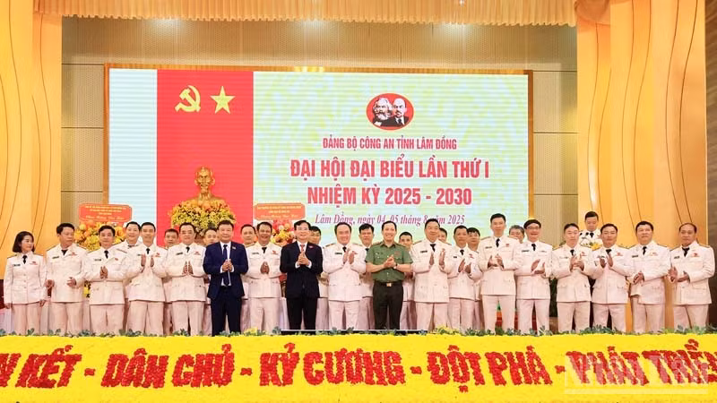 Lãnh đạo Bộ Công an, lãnh đạo tỉnh Lâm Đồng chụp ảnh lưu niệm cùng Ban Chấp hành Đảng bộ Công an tỉnh Lâm Đồng nhiệm kỳ 2025-2030.