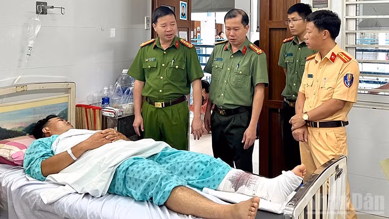Đại tá Nguyễn Tường Vũ (bên trái) đến thăm hỏi, động viên Trung tá Nguyễn Hoàng Trung đang điều trị tại Bệnh viện Chấn thương chỉnh hình Thành phố Hồ Chí Minh.