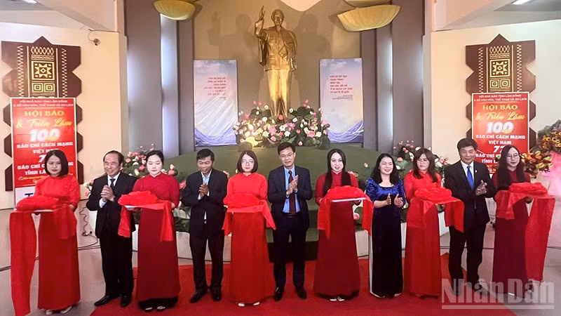 Các đại biểu cắt băng khai mạc Hội báo và triển lãm chào mừng kỷ niệm 100 năm Báo chí cách mạng Việt Nam. 