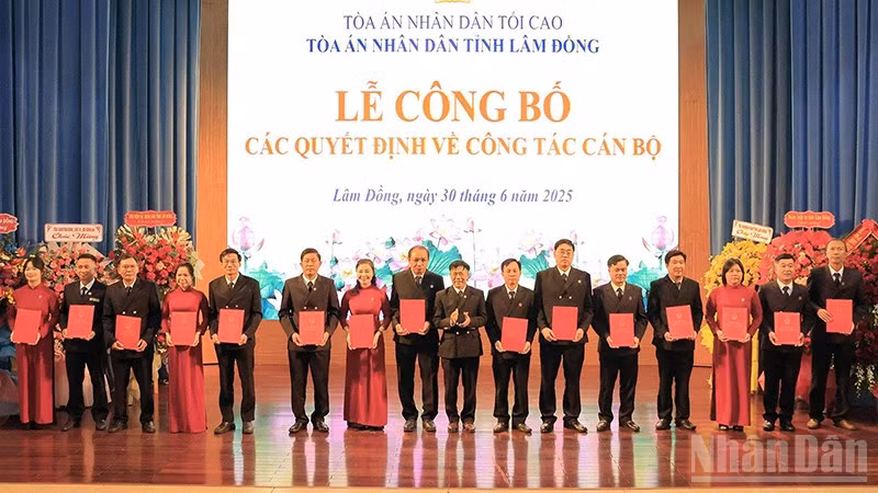 Đồng chí Nguyễn Văn Thanh, Chánh án Tòa án nhân dân tỉnh Lâm Đồng trao các quyết định về công tác cán bộ.