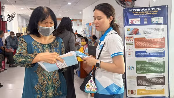 Hướng dẫn người cao tuổi khám chữa bệnh Bảo hiểm y tế miễn phí. (Ảnh: QUÝ HIỀN)