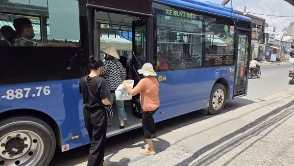 Từ ngày 1/7, Thành phố Hồ Chí Minh áp dụng miễn phí vé xe buýt cho người dân trên 135 tuyến xe buýt (Ảnh: VÕ LÊ)