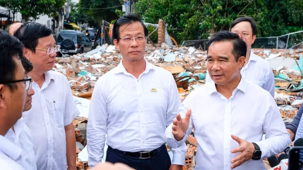 Chủ tịch Nguyễn Văn Được đi thực tế kiểm tra dự án Nạo vét, cải tạo rạch Xuyên Tâm chiều 19/6. (ảnh: THẾ ANH)