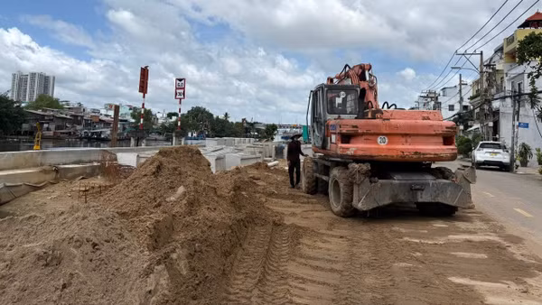 Sau khi nhận bàn giao mặt bằng, hạng mục kè dọc bờ bắc kênh Đôi đang được ưu tiên thi công, tăng tốc đẩy nhanh tiến độ thi công 1 số gói thầu. (Ảnh: VÕ LÊ)