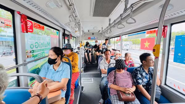 Người dân thành phố tiếp tục lựa chọn xe buýt đi lại vì được miễn vé, kể cả trong kỳ nghỉ lễ. (Ảnh: VÕ LÊ)