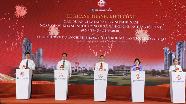 Đồng chí Trần Lưu Quang, Ủy viên Bộ Chính trị, Bí thư Thành ủy Thành phố Hồ Chí Minh cùng các đồng chí lãnh đạo thành phố bấm nút khởi công Dự án Chỉnh trang đô thị khu Mả Lạng và Chợ Gà-Gạo. (Ảnh: VÕ LÊ)