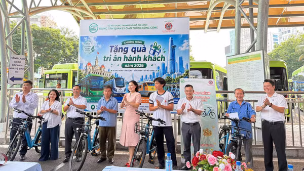 Trung tâm Quản lý Giao thông công cộng Thành phố Hồ Chí Minh tổ chức Chương trình tặng quà tri ân cho 10 hành khách đi xe buýt có nhiều lượt đi nhất tháng 7. (Ảnh: VÕ LÊ)