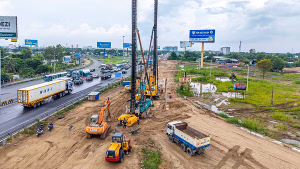 Nhiều mũi thi công dự án mở rộng tuyến cao tốc Thành phố Hồ Chí Minh-Trung Lương -Mỹ Thuận, vẫn phải hoạt động cầm chừng do thiếu mặt bằng, nhất là khu vực chợ Đệm, Thành phố Hồ Chí Minh. (Ảnh: VÕ LÊ)
