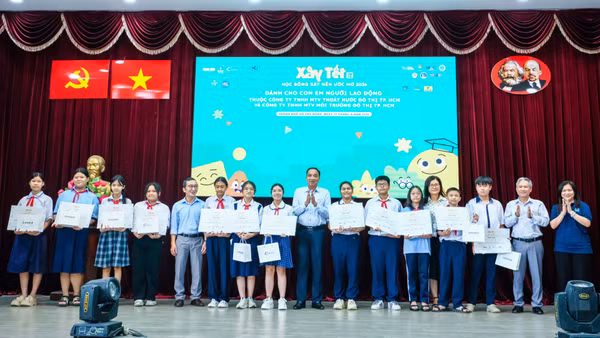 Báo Nhân Dân, Công ty Cổ phần Xây dựng Coteccons và các đơn vị trao học bổng cho con em công nhân ngành thoát nước và môi trường đô thị Thành phố Hồ Chí Minh. (Ảnh: THẾ ANH)