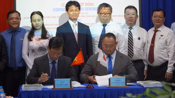 Ban Quản lý dự án đầu tư xây dựng hạ tầng đô thị Thành phố Hồ Chí Minh và Công ty cổ phần Kỹ thuật Yasuda (Nhật Bản) đã ký kết hợp đồng gói Xây lắp 1 thuộc dự án Cải tạo phục hồi đường cống thoát nước cũ, xuống cấp bằng công nghệ không đào hở. (Ảnh: VÕ LÊ)