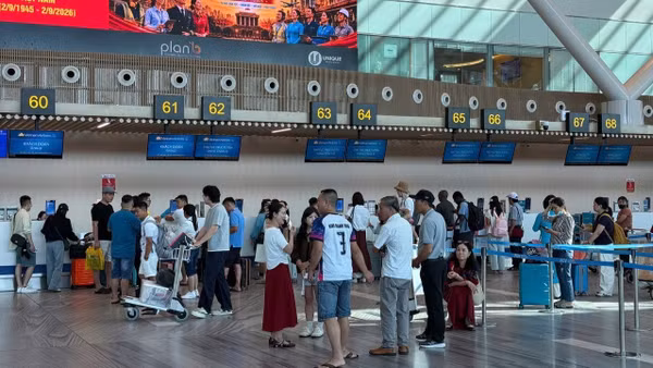 Hành khách làm thủ tục bay tại nhà ga T3, sân bay Tân Sơn Nhất. (Ảnh: VÕ LÊ)