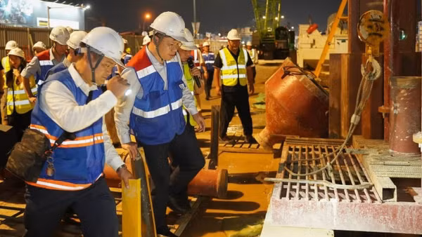 Lãnh đạo Ủy ban nhân dân Thành phố Hồ Chí Minh đi thực tế kiểm tra thi công nhà ga Phạm Văn Bạch, tuyến Metro số 2. (Ảnh: VÕ LÊ)