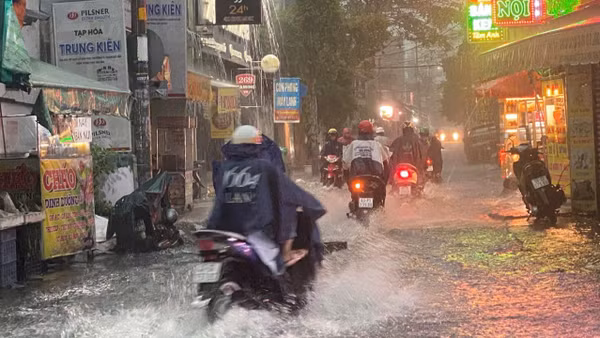 Tuyến đường Nguyễn Văn Quá, phường Đông Hưng Thuận ngập nặng gây khó khăn lưu thông đi lại chiều 23/9 (Ảnh: VÕ LÊ)