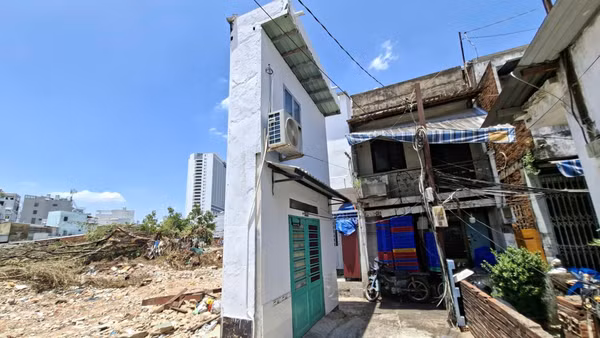Căn nhà siêu mỏng, diện tích chỉ hơn 2m² nằm đối diện rạch Xuyên Tâm, phường Gia Định. (Ảnh: VÕ LÊ)